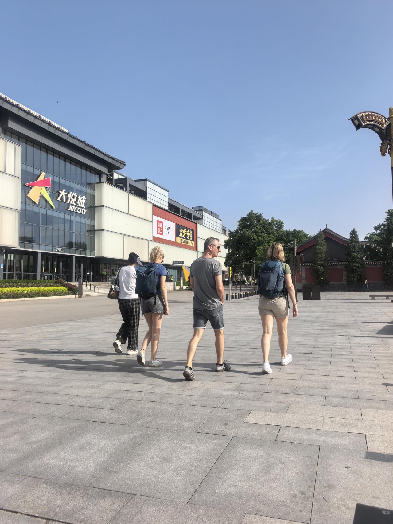 热日塌咧！这烂怂大雁塔咋就这么招人爱？大雁塔跟前碰见“三女一男”版四人帮。今