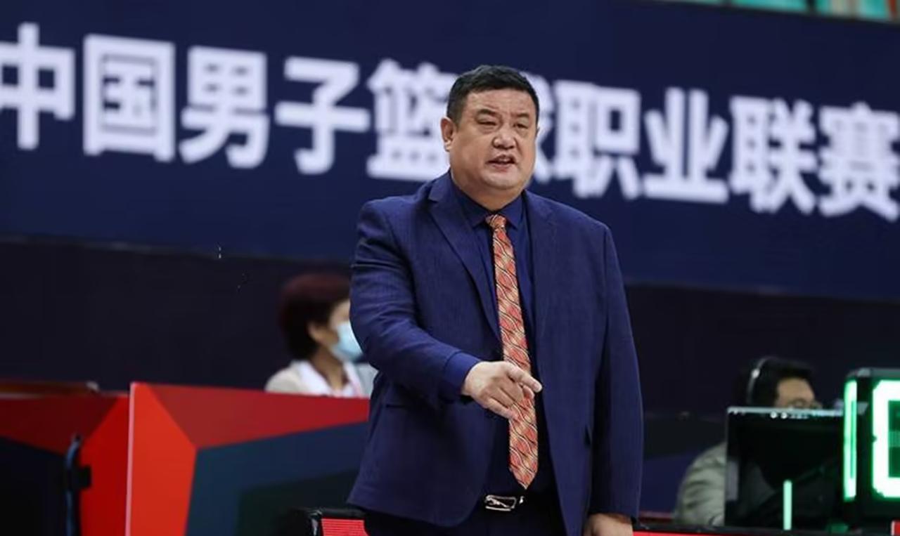 徐长锁去世，叹息一声：太年轻！也许，徐长锁的教练生涯，最大的成就就是青岛期间，