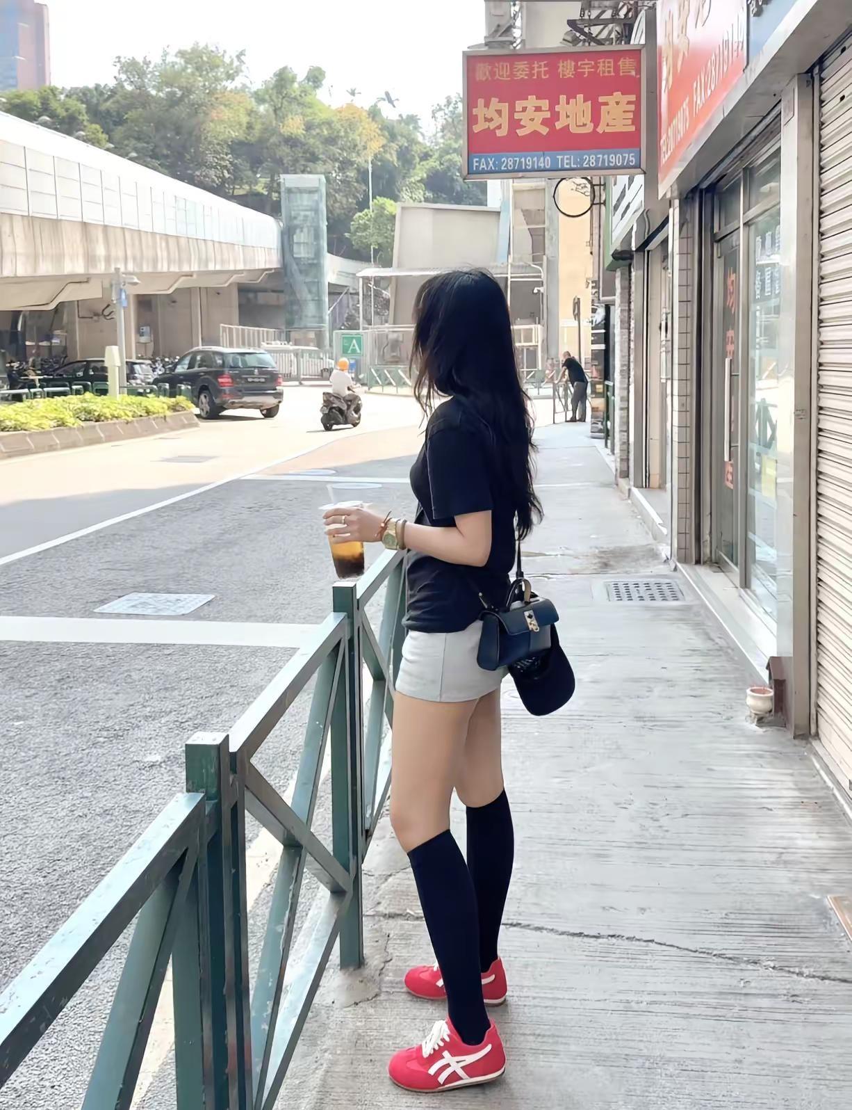 我还是老样子爱山爱水爱自由。你呢还是爱出轨吗？城市citywalk拍照