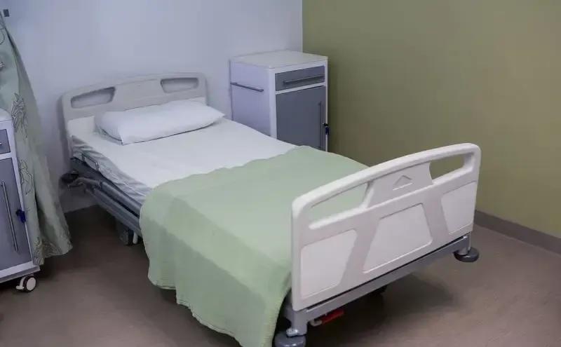 住院可不是啥好事，谁都不想碰上。但有个冷知识你可能没琢磨过：医院里每张病床，几乎