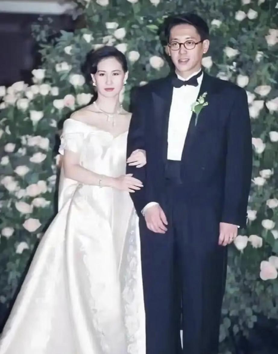 何超琼和何超凤是赌王二房蓝琼缨所生的两个女儿。何超琼和许晋亨结婚9年后分手，未
