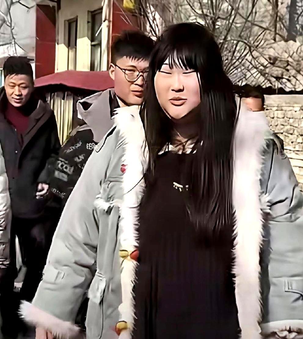 200斤的女儿嫁给一表人才的帅小伙，大衣哥这女婿，到底图个啥？大衣哥凌晨四