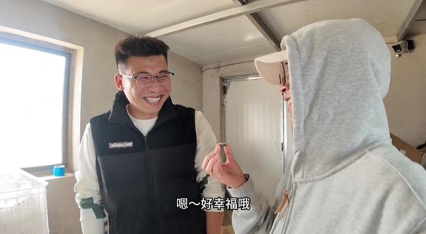 秋天妈妈更新直播卖蓝莓前的心路历程，可谓是先甜后辣，甜的是蓝莓，但秋天妈妈对着明