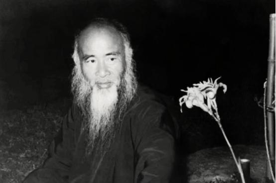 1983年，84岁张大千在台北荣总病房病逝，他的遗嘱很快在报纸公布，令人惊讶的是