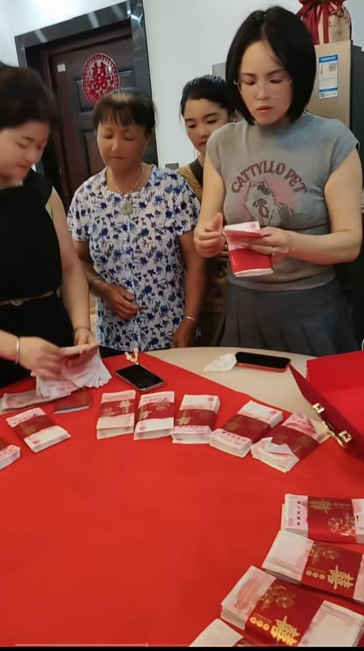 本家侄子昨天定亲，我是媒人，其实我不能算真正的媒人，因为两个孩子自己谈的，后来男