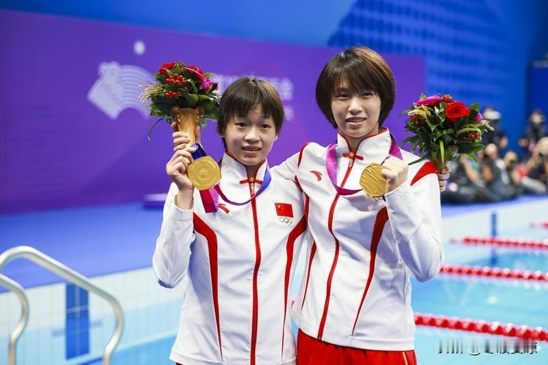 11月6日十五运会跳水女子双人10米台决赛，上海队陈芋汐/掌敏洁以350.22分