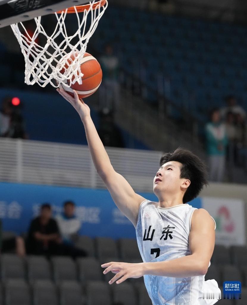 山东男篮新赛季的注册名单仍存在调整空间，俱乐部将更多自主培养的青年球员提拔至一线