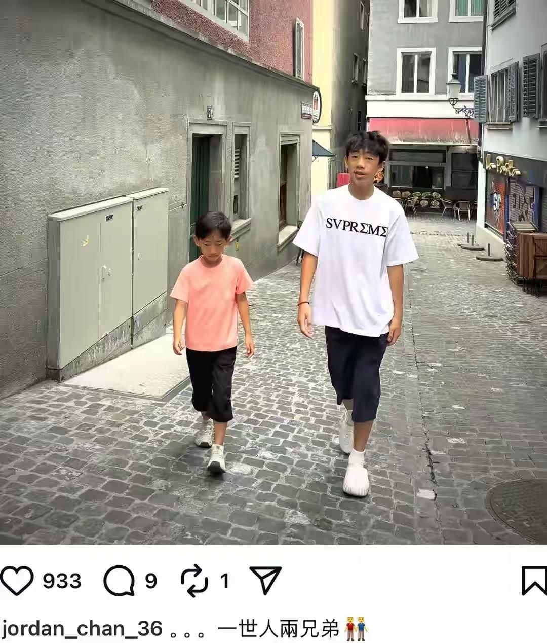 陈小春的小儿子终于剪掉长发了！7月19日，陈小春罕见晒娃，配文“一世人两兄弟