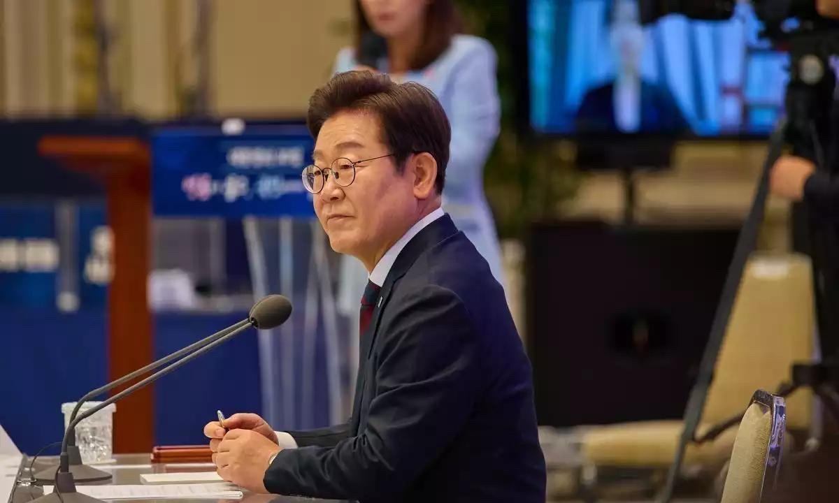 根据7日公布的民调结果，韩国总统李在明就职仅一个多月，其施政支持率便突破60%大