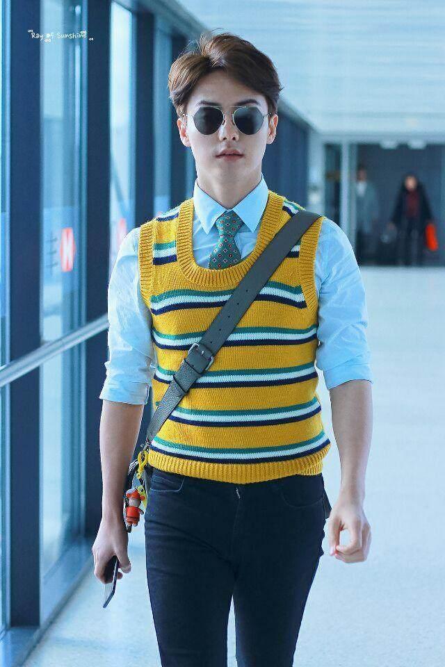 热点话题:当红人气小生马天宇, 在机场被众多迷