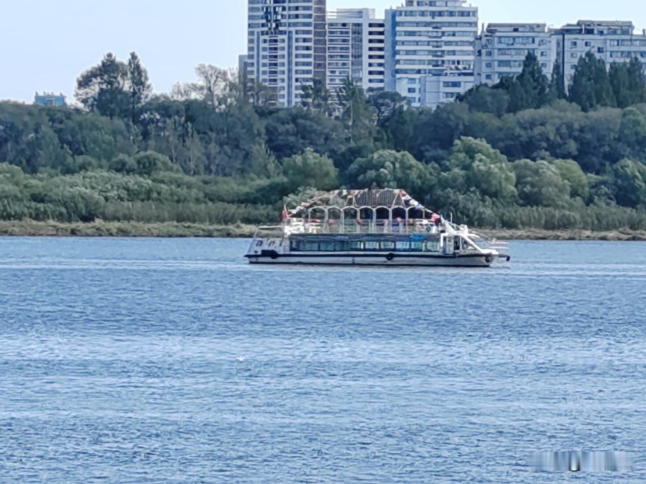 国庆前四天，四川5A级旅游景区累计接待游客人次、门票收入分别增长3.44%和0.
