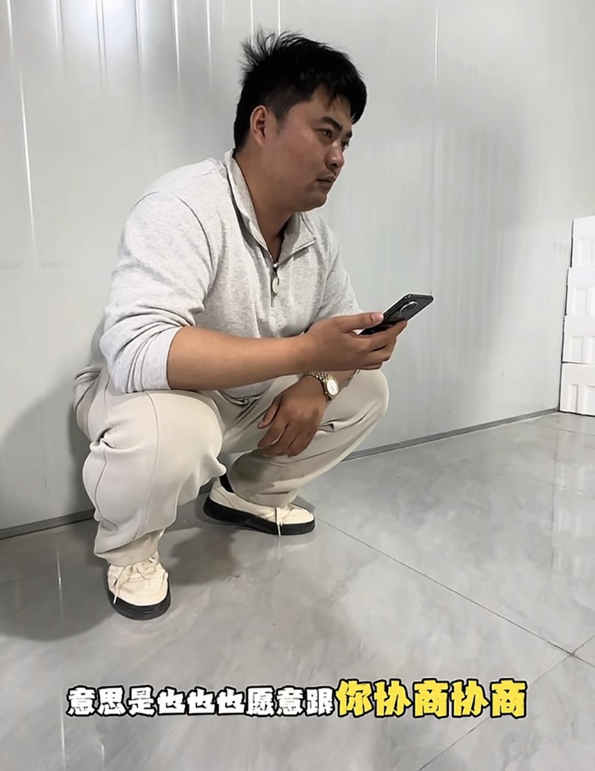 榴莲仅退款女子认怂背后，更多细节浮出水面。知情人透露，这是一位20多岁年轻姑娘，