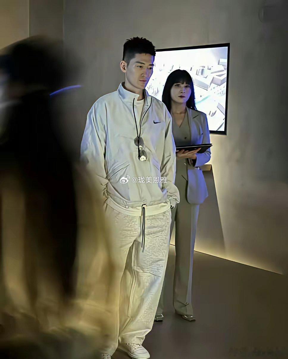 张翰上海看房中意350平价值7000w豪宅真人又高又帅网友：买婚房