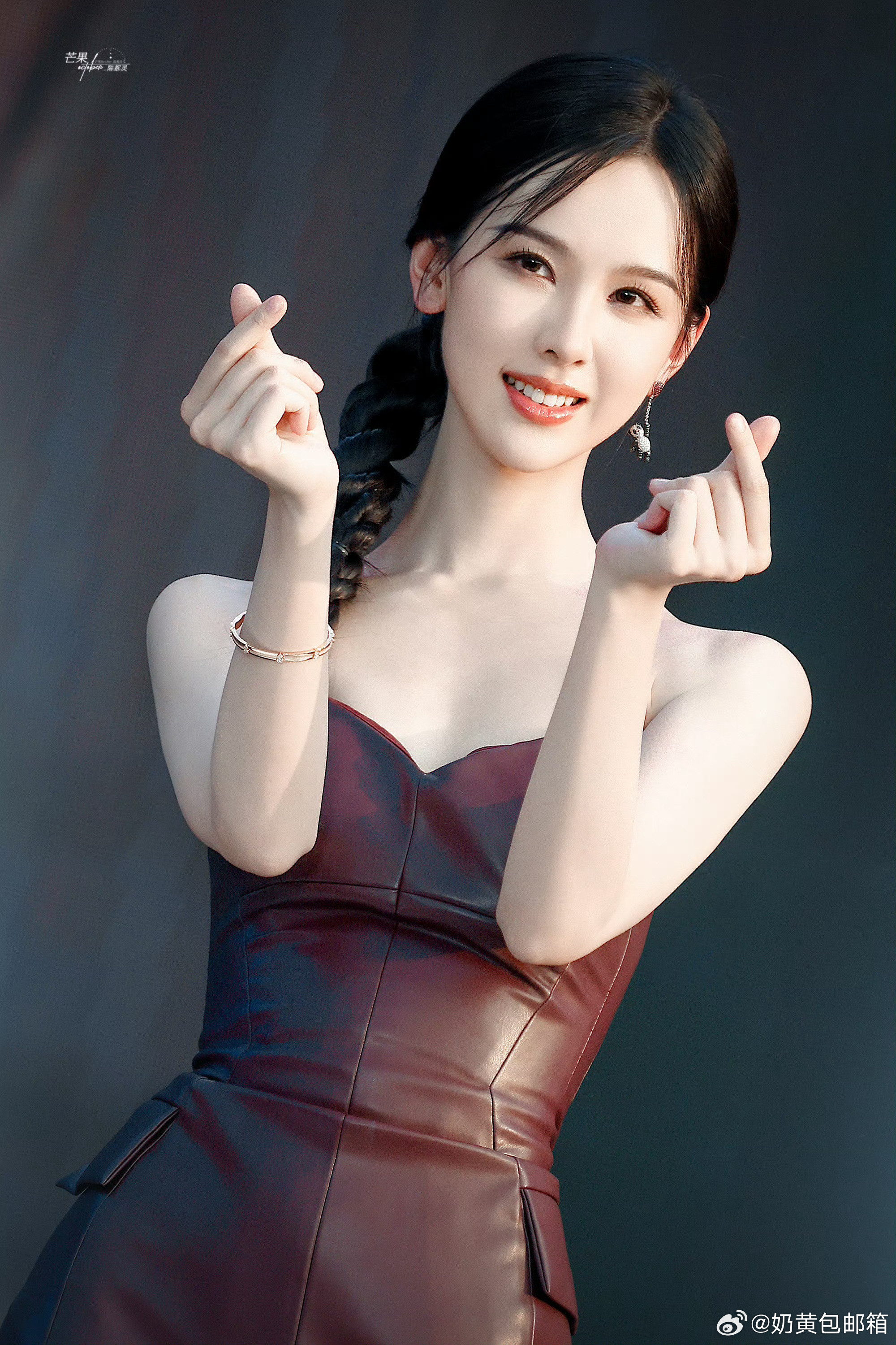 陈都灵皮裙好热但好美我好像看到天使了​​​