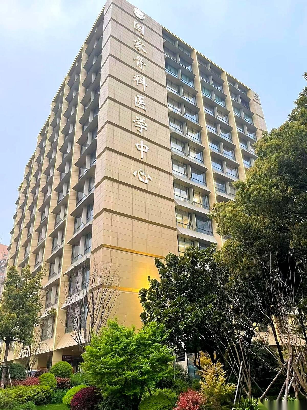 连轴转了大半年的“陀螺”，这回被老天爷按下了强制暂停键。一个意外，手骨折了。原