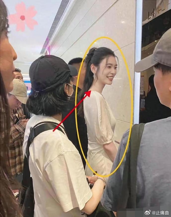 奚梦瑶生图状态佳，肌肤白皙透亮，这般模样，着实让人眼前一亮，心生些许羡慕。​​