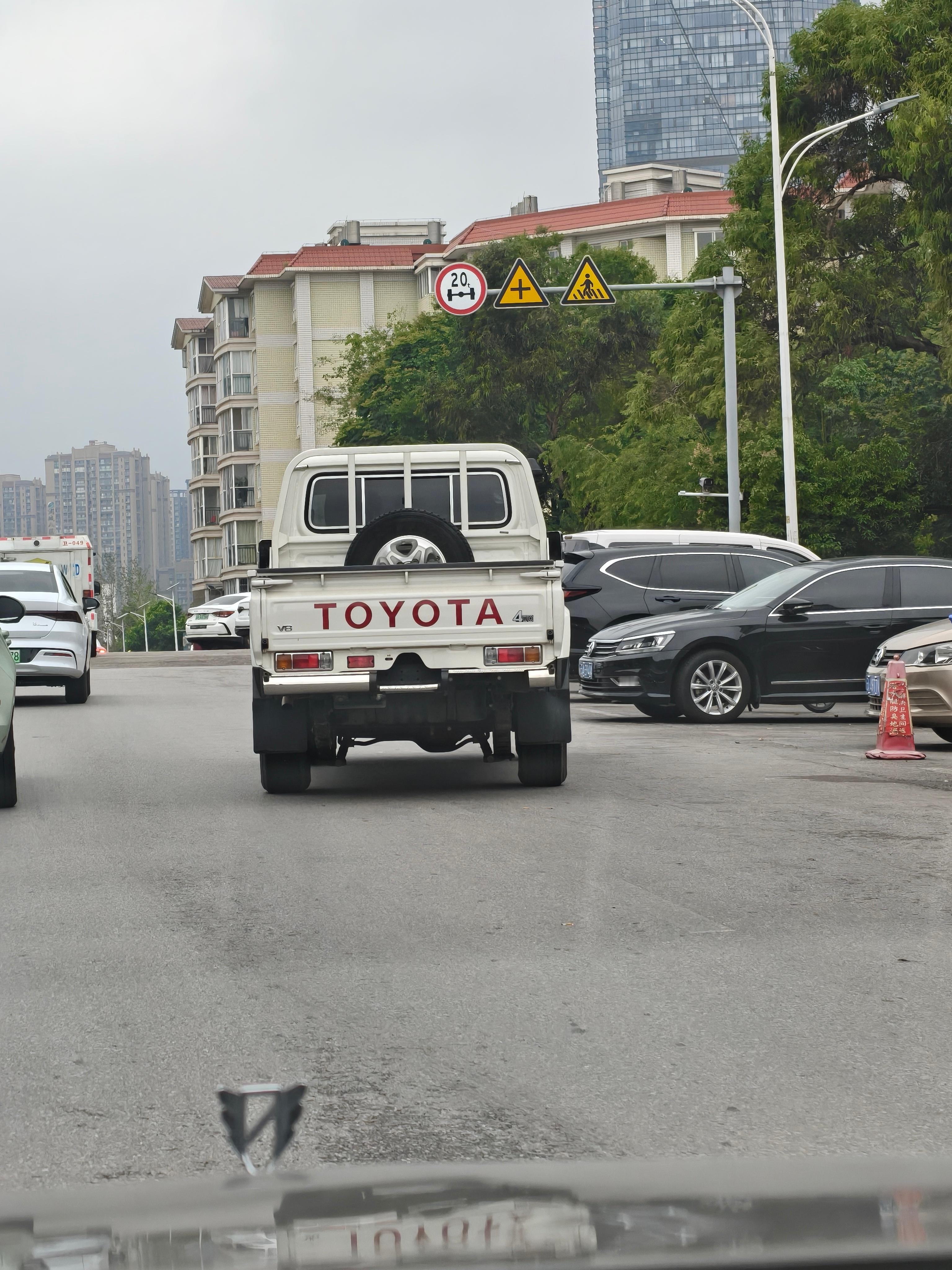 图1这个不是terrorist开不太习惯，图2、图7车牌够老旧，图8、图9这个不