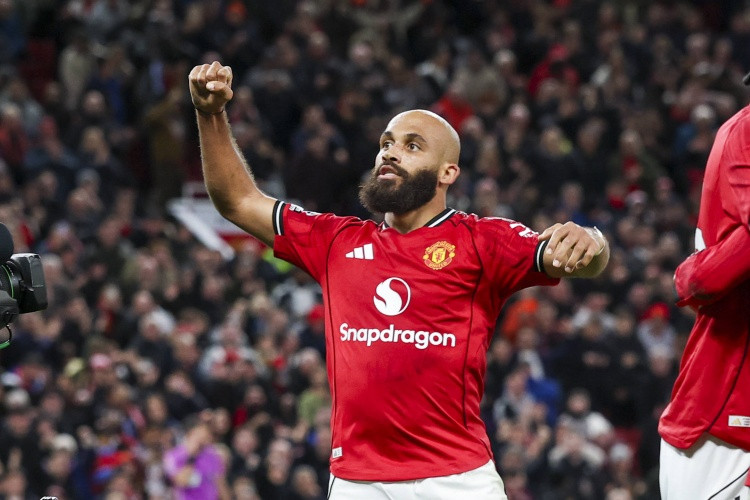 太阳报预测曼联对曼城阵型: 姆伯莫突前, B费重回10号位