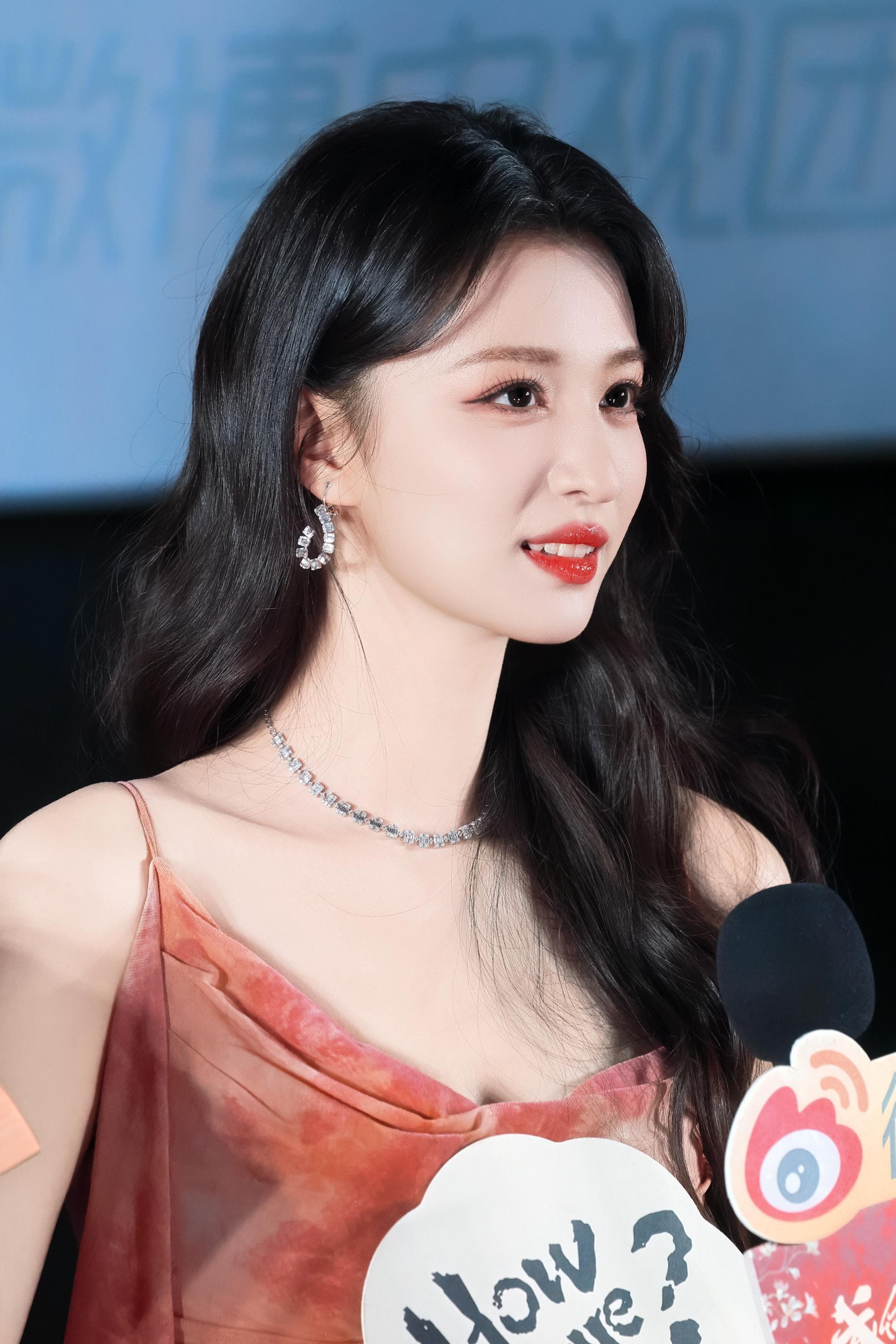 王楚然粉雾玫瑰落满肩头，温柔与明艳撞个满怀。手捧花束的瞬间，是浪漫具象化的模