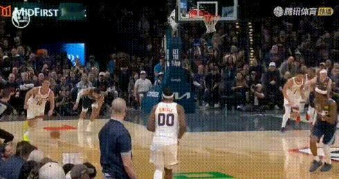 布克好惨！学詹姆斯碰瓷变道竟被吹犯规。图1：3节末，他想为被撞的杰伦格林（图4