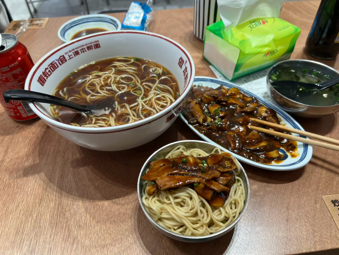 急需热汤得日子，来一把火爆猪肝，随便点的，汤面还是拌面原本有点纠结[捂脸哭]随手拍