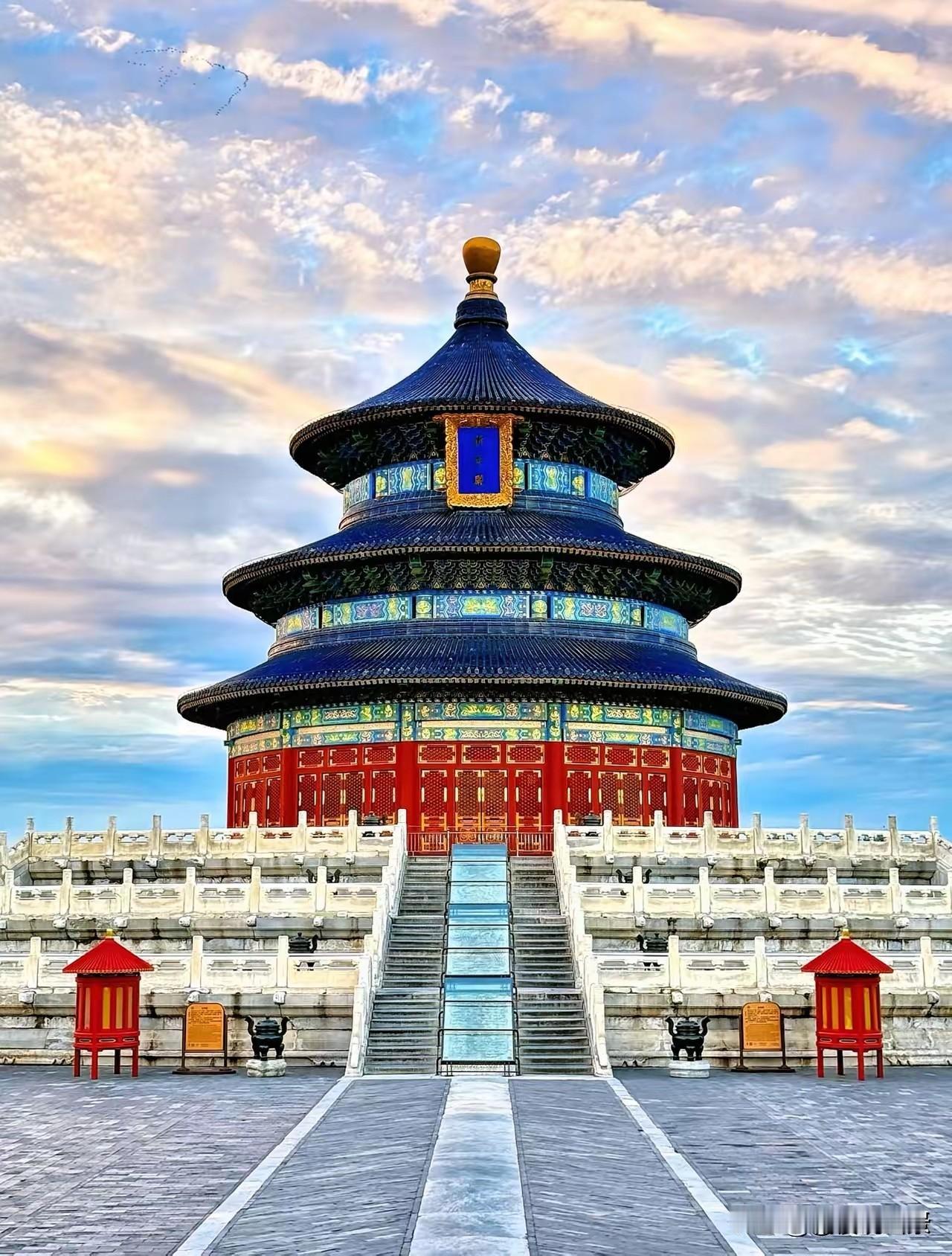 如果在古代，这不是祥瑞吗？无论白天还是夜晚，天坛简直美呆了。无与伦比的建筑美