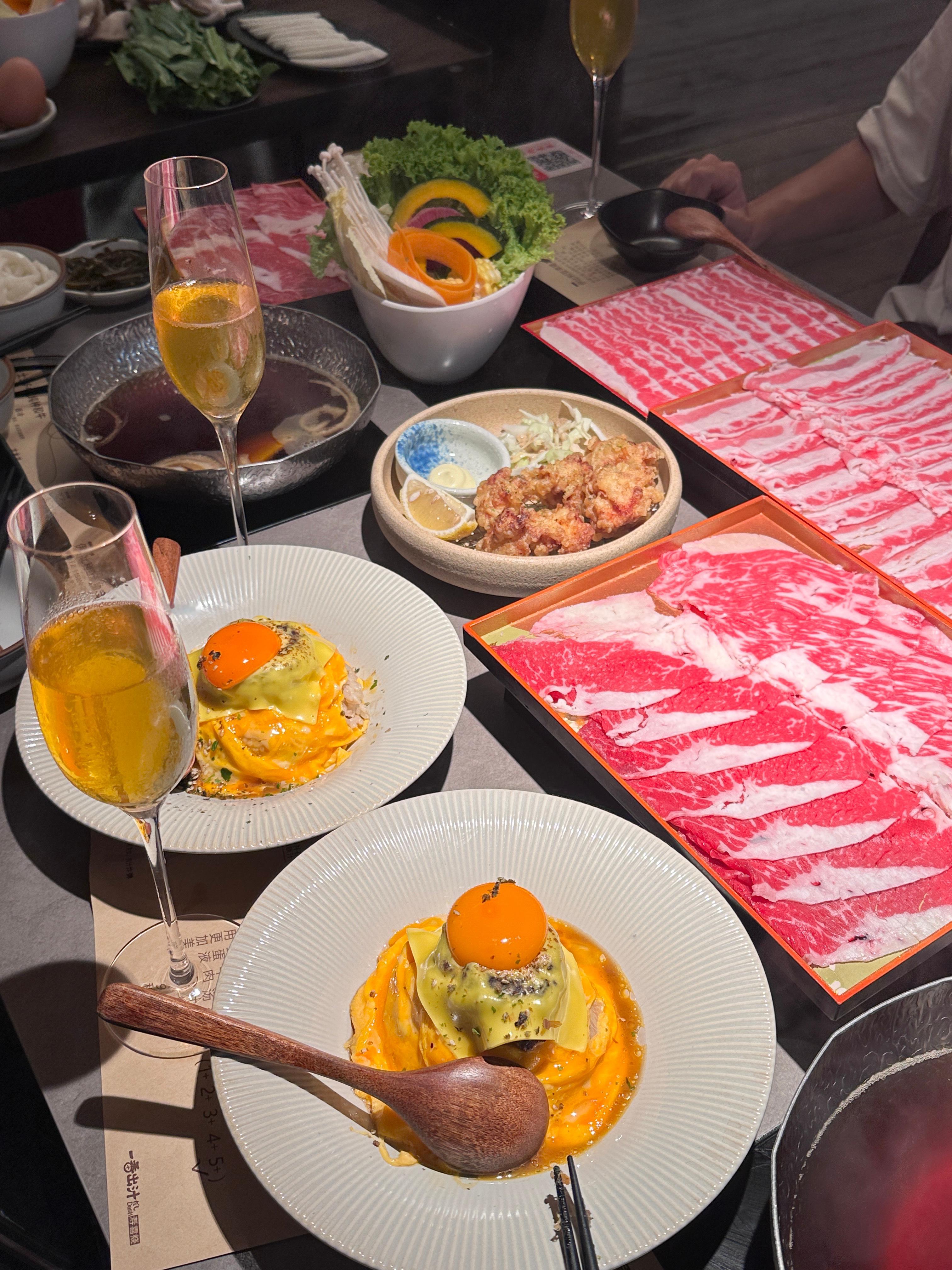 吃了顿高级餐。根本没吃饱。结账一看五百五。我们笑不出来了。​​​