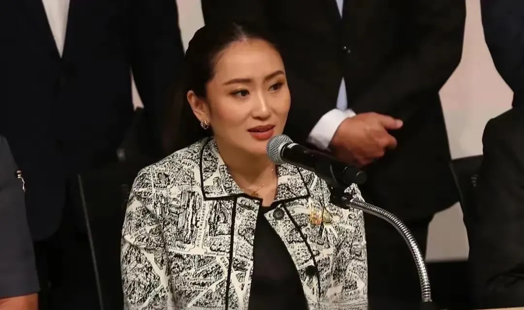 泰国总理哭着道歉，录音泄露太可怕哇塞！泰国总理竟然哭着道
