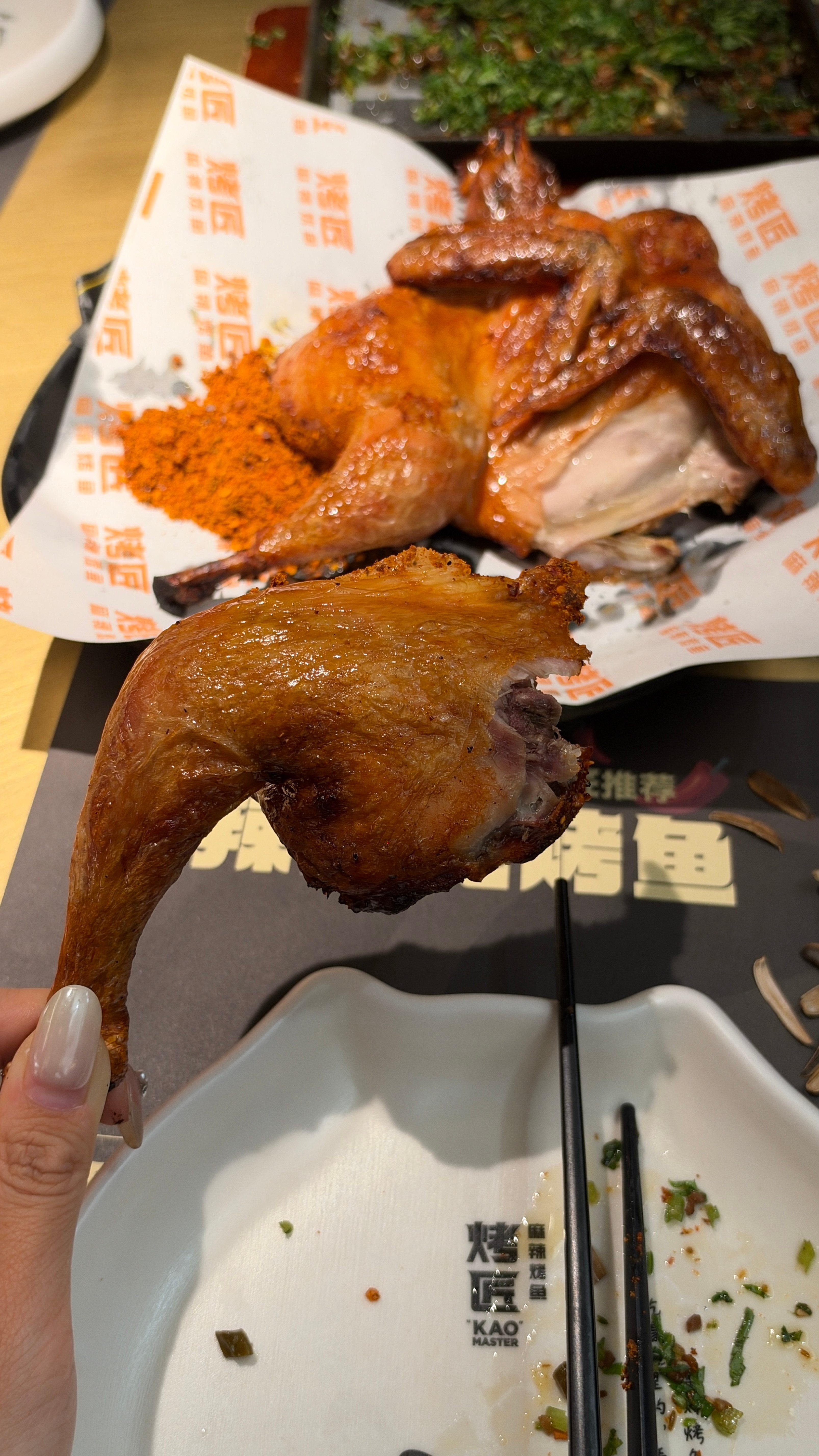 对了今晚去吃烤匠了筛爸老阴了我问他吃不吃鸡腿他说不吃我就吃了吃完一个