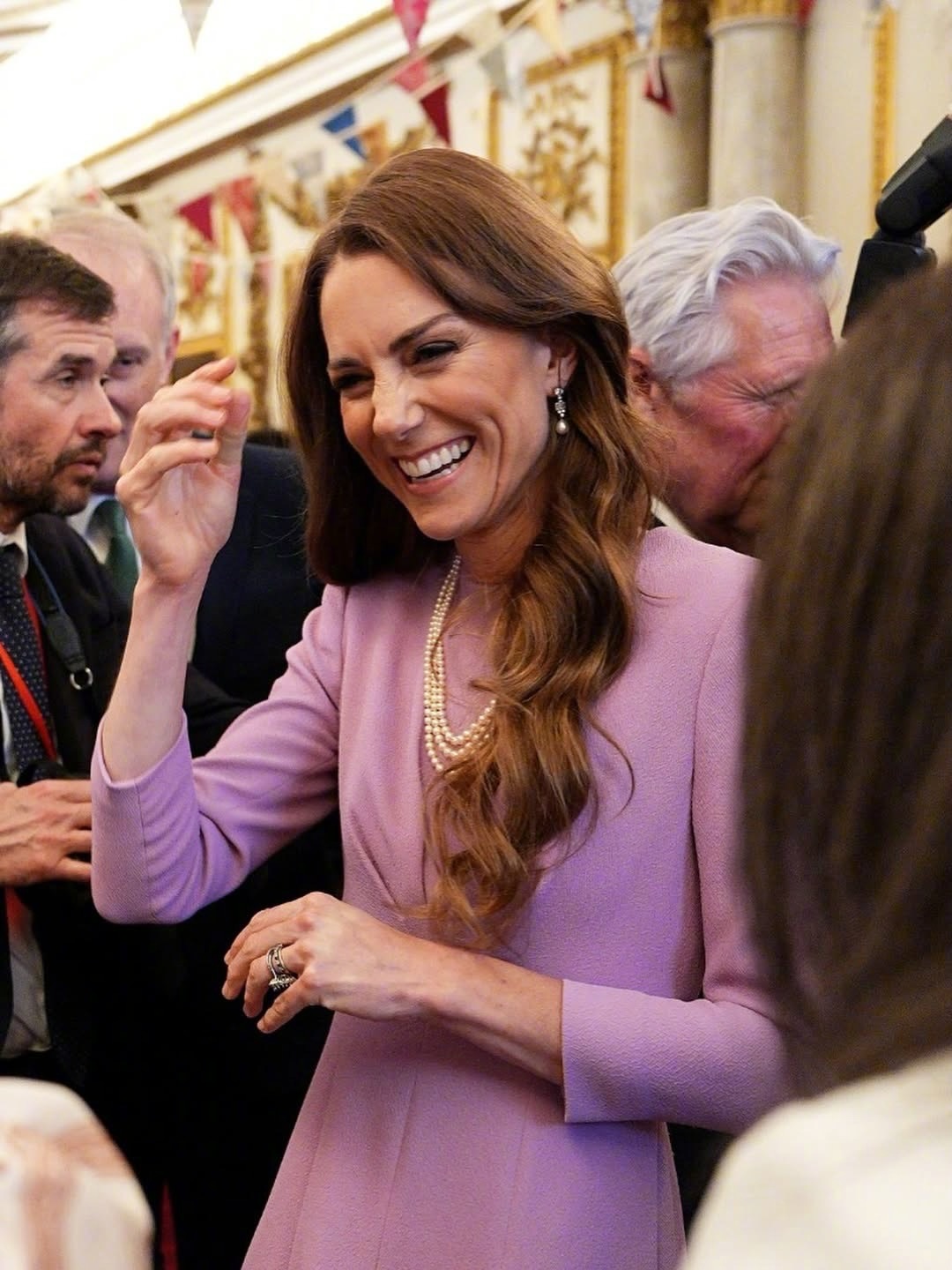 在伊丽莎白二世女王诞辰一百年之际，英国王室成员齐聚白金汉宫，向女王致敬。查尔斯国