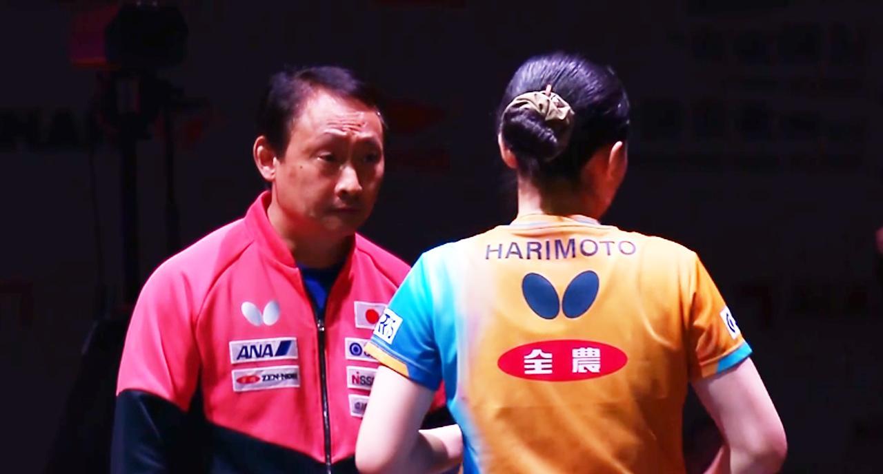 张本美和一上来就快速丢掉一局，在局间休息时，张本宇脸色凝重，赛前誓要夺冠的张本智