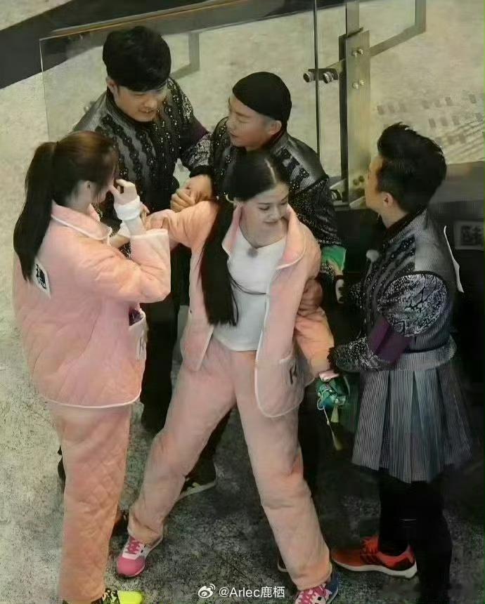 以前的跑男是素颜拍摄，就连穿睡衣都那么美