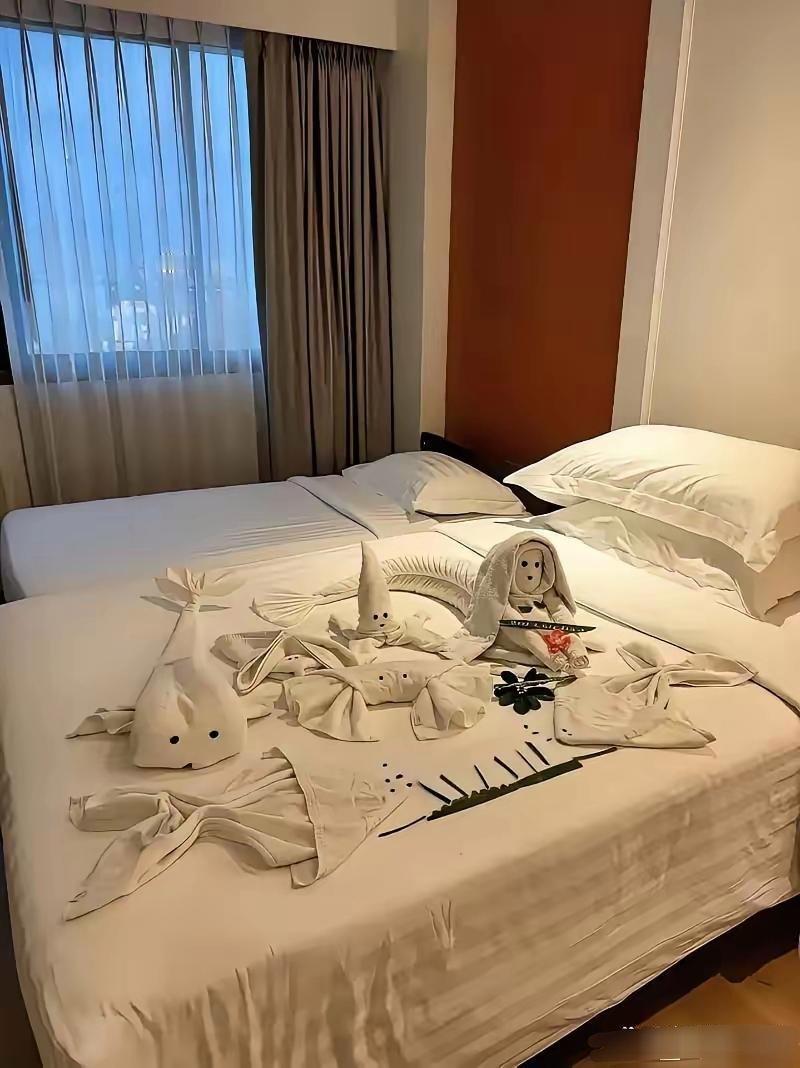 我严重怀疑这位客人昨天晚上没睡觉，玩了一晚上