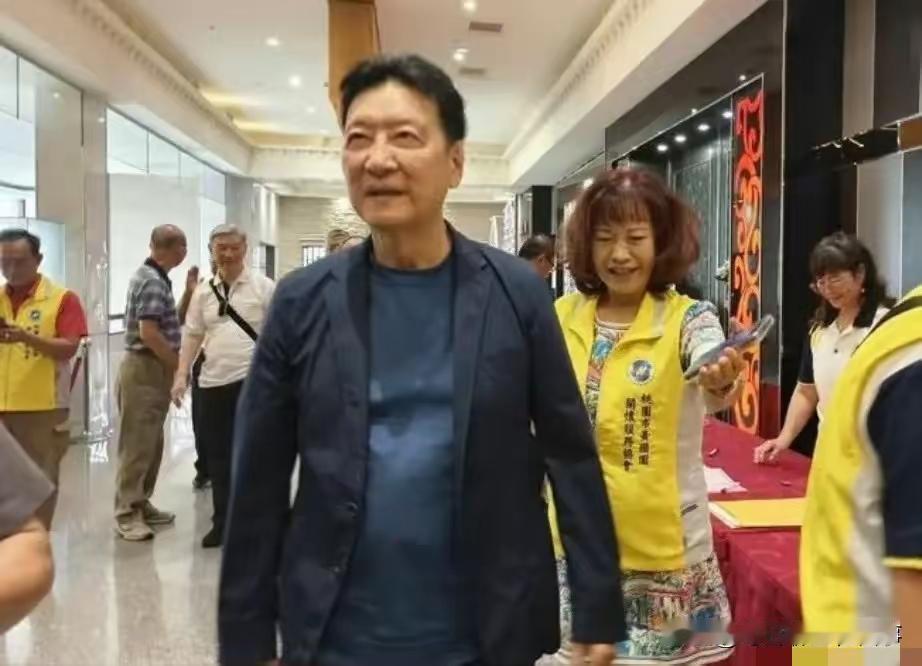 现在台湾省最火爆的人物当属赵少康了，除了郝龙斌外，几乎所有支持国民党的人都在骂他