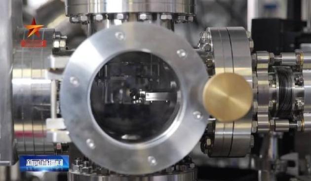 美国彻底懵了，中国二维金属杀疯了，中国研发的这东西薄得像病毒，只有0.3纳米，比