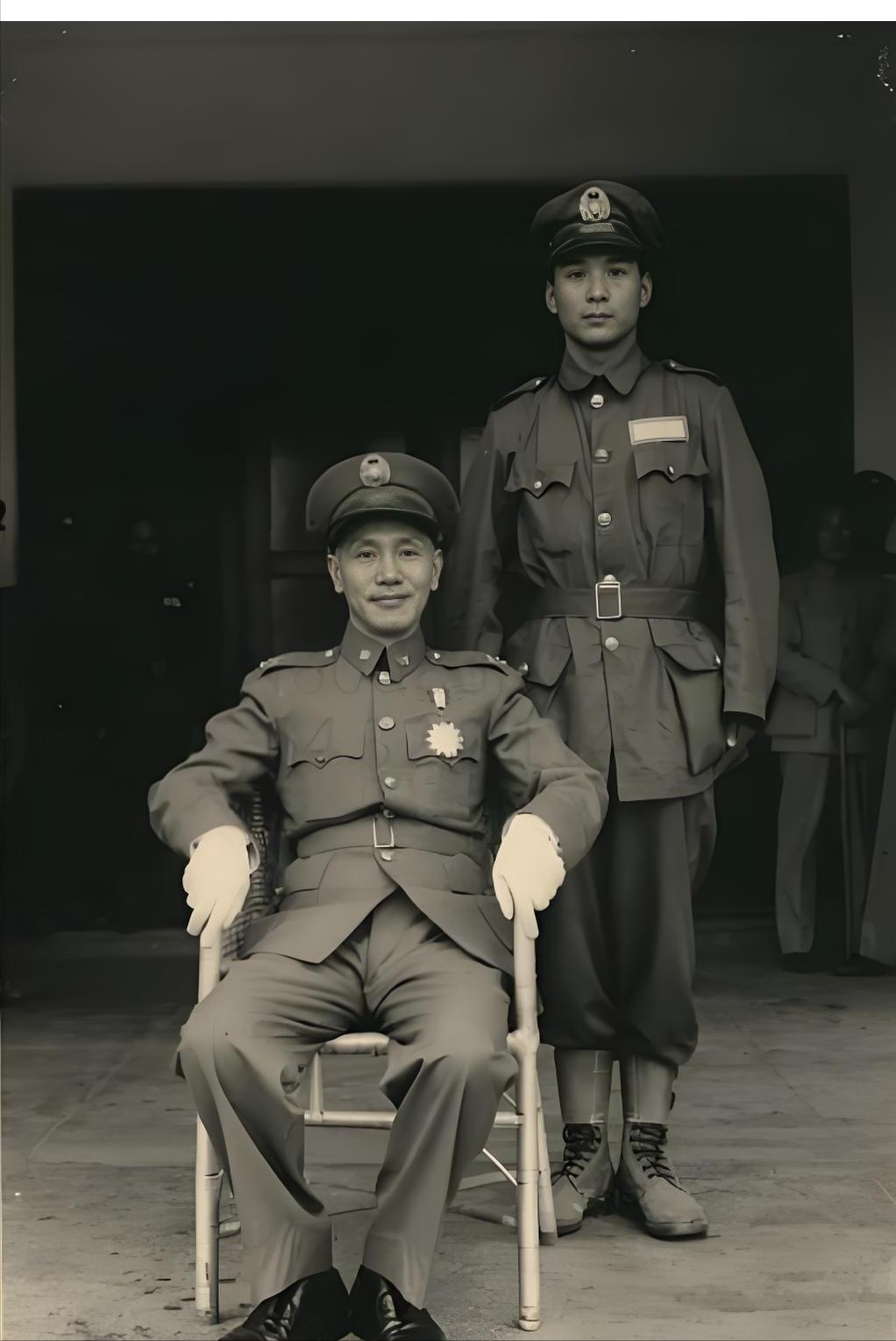 “西安事变”时，21岁的贴身侍卫周中峰背蒋逃出华清池寓所，之后倍受器重一路高升。