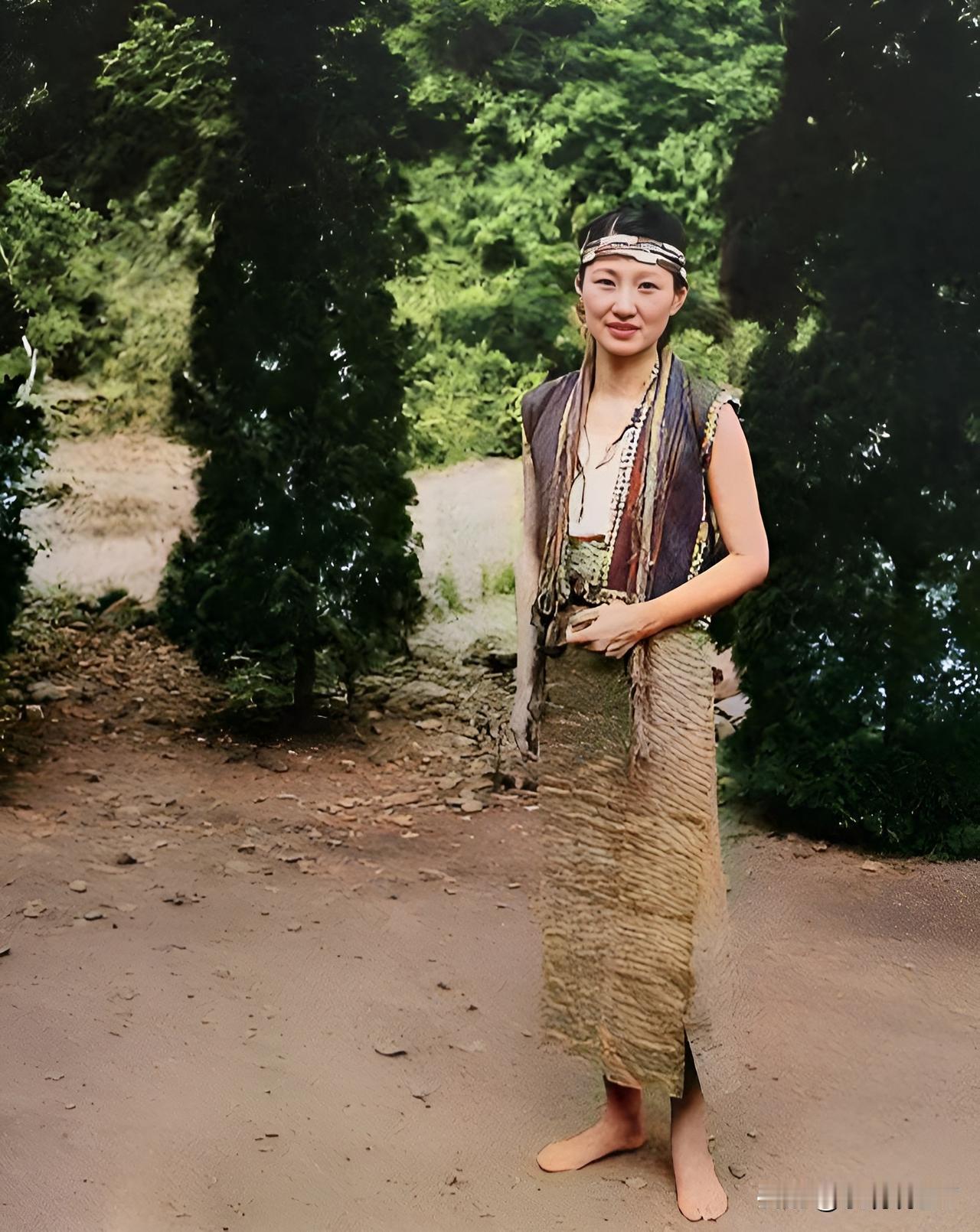 都说赵四小姐年轻时美得无与伦比，这是一九四六年赵四小姐被软禁在台湾期间打着赤脚身