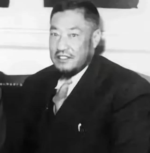 1949年，马步芳包了3架飞机，带着200多名家眷前往沙特。出发前，他得意地说：