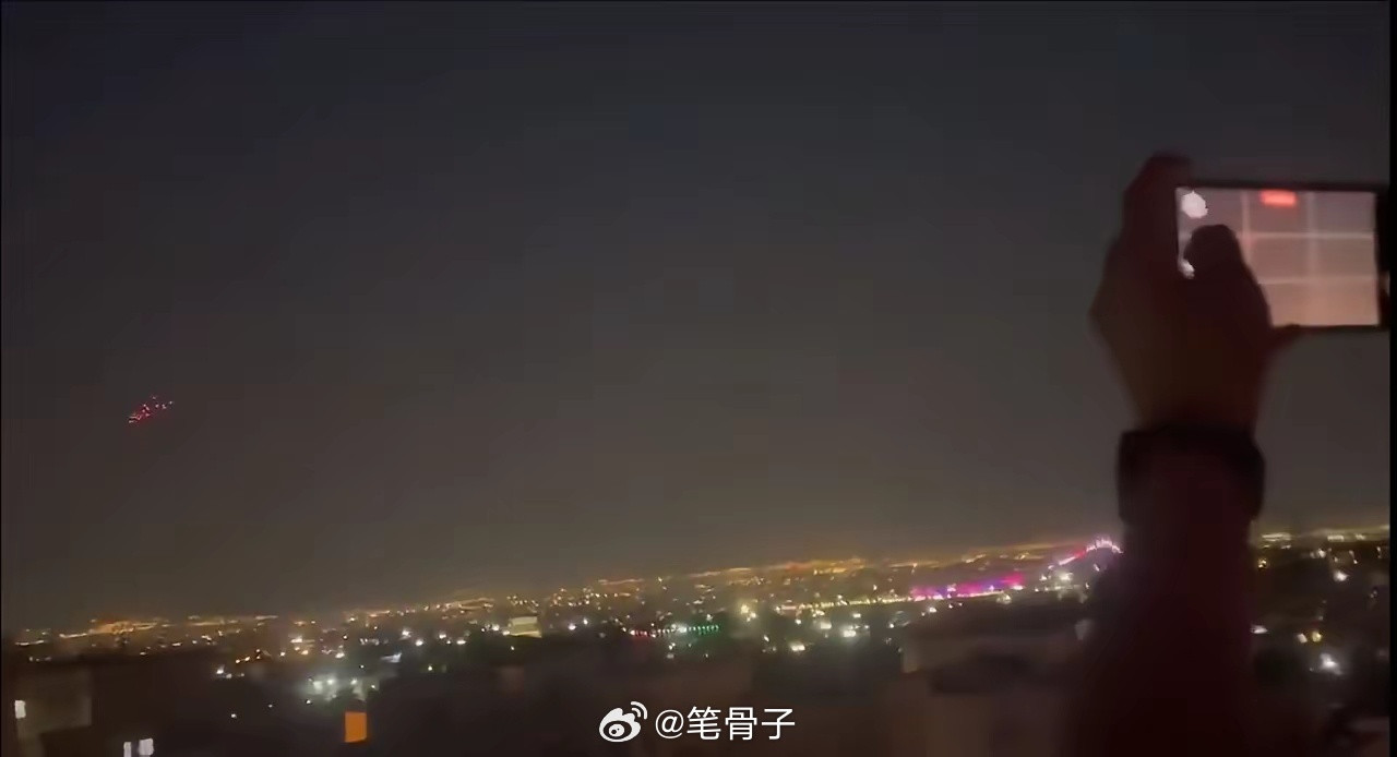 德黑兰夜空上演防空阻击战！以色列导弹遭伊朗神秘防空系统拦截！据可靠消息：今天凌晨