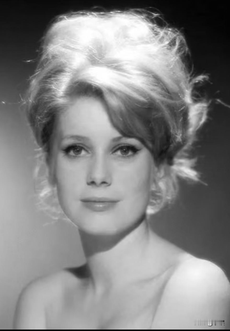 德纳芙是我见过发量最恐怖的女明星她妈妈也是活到109岁到老了头发都很浓密，基因