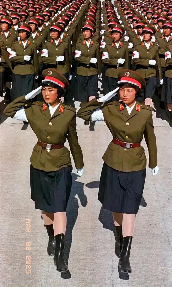 1984年国庆35周年阅兵女兵方队，40年时间过去了，今天看到依然震憾。