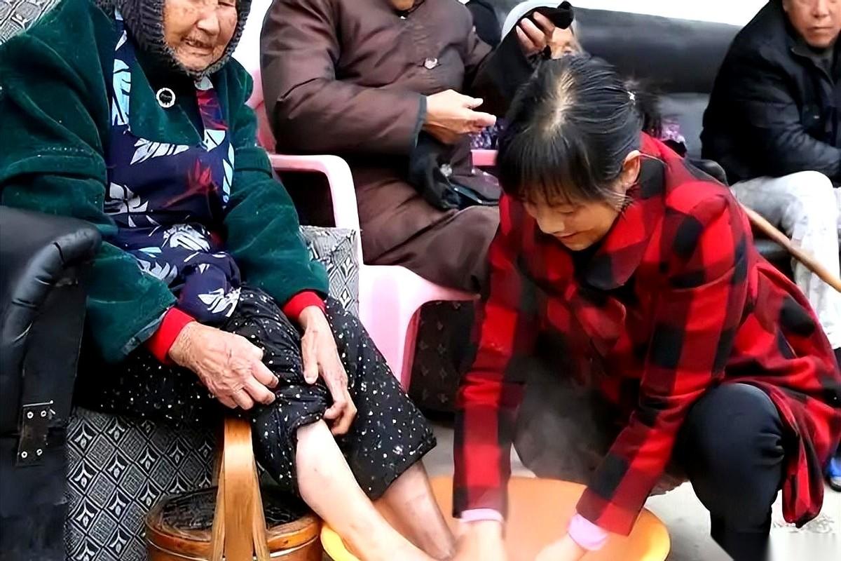 我爸，以前雷打不动，凌晨三点准醒。醒了就睡不着，在床上翻来覆去烙饼，搞得我妈也