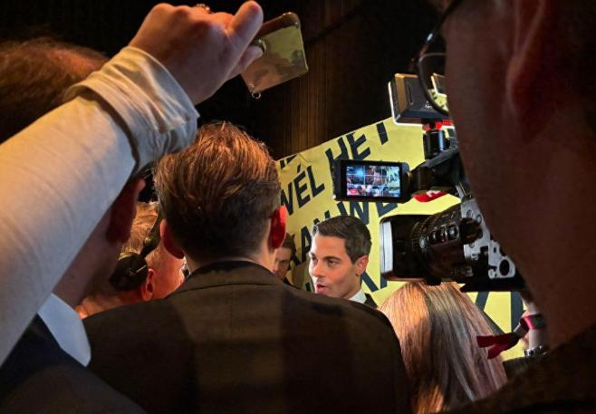 荷兰这大选剧情简直比爽文还刺激，谁能想到之前气焰嚣张的极右翼，居然在投票日直接翻