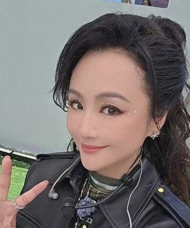 曹颖完全经不起细究！因为你会发现她最让人羡慕的，不是直播带货一晚卖出5000