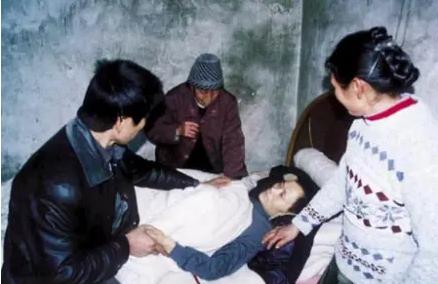 扎心啊！2004年，重庆男子跳入冰冷池塘，救下19人，两年后他重病去世，被救者却