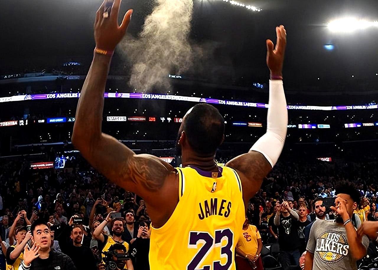 41岁的詹姆斯刚把NBA的天花板，焊得连缝都没了。常规赛加季后赛总得分冲到