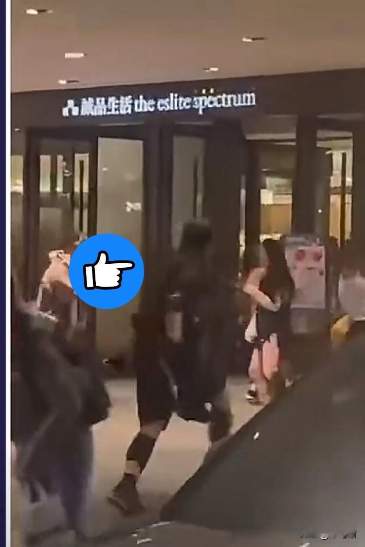 12月19号傍晚五点，台北捷运一个27岁的张姓男子，头上戴着防毒面具，二话不说就