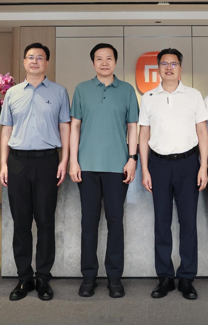 【小米阔折叠MIXUltra真机偷跑：酒红配色+玄戒O3史上最强】博主“奔跑的新能源砖家”在短视频平