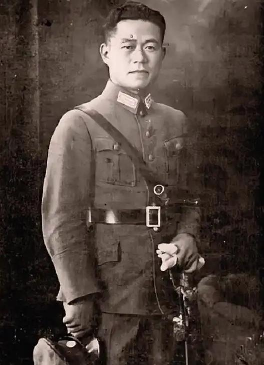 1978年，邱清泉的儿子邱国渭，通过四次赴美探亲的机会，以“蚂蚁搬家”的方式，将