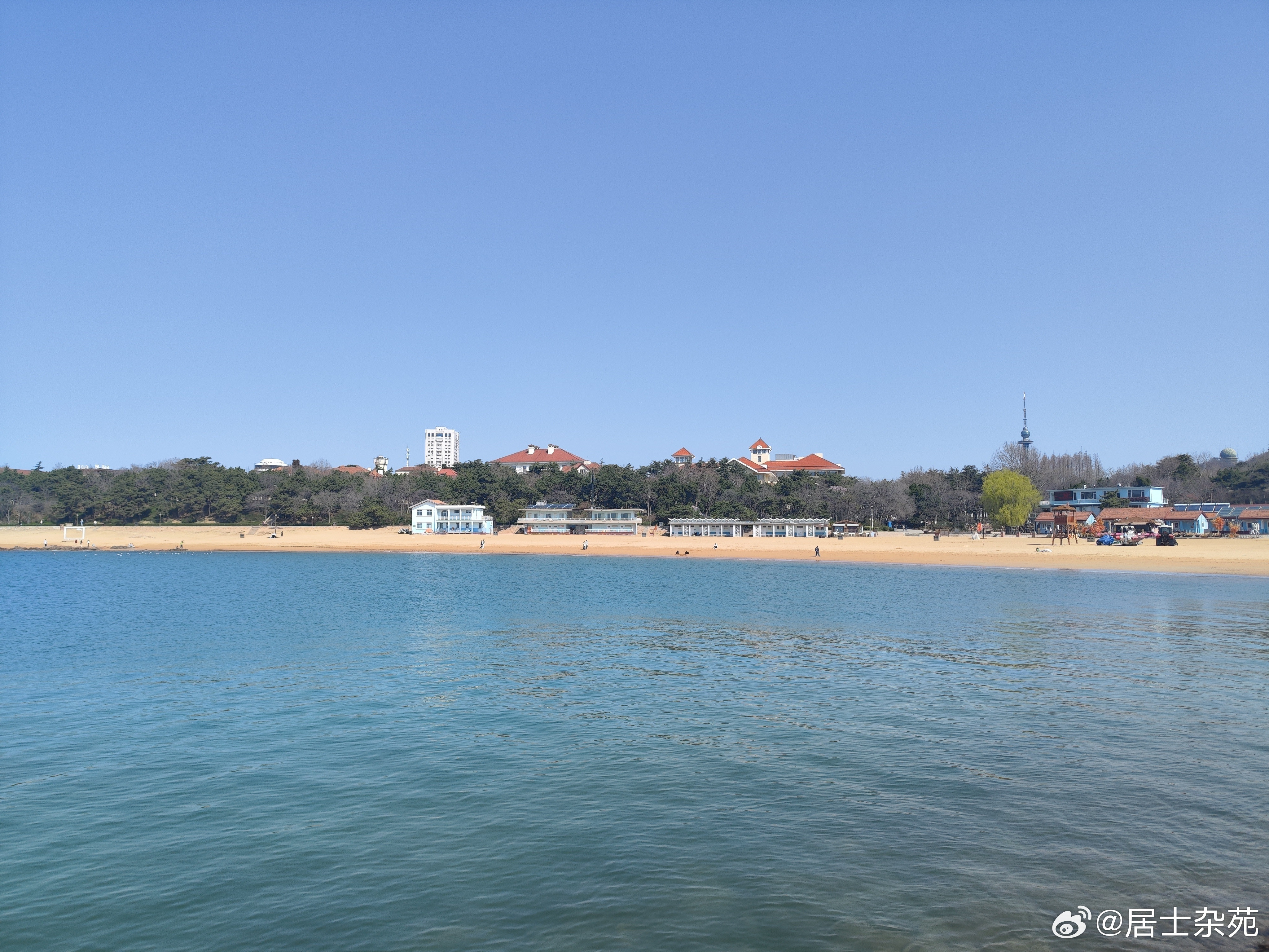 踏青八大关外看碧波，信步室外听涛声。青岛·海滨风景区